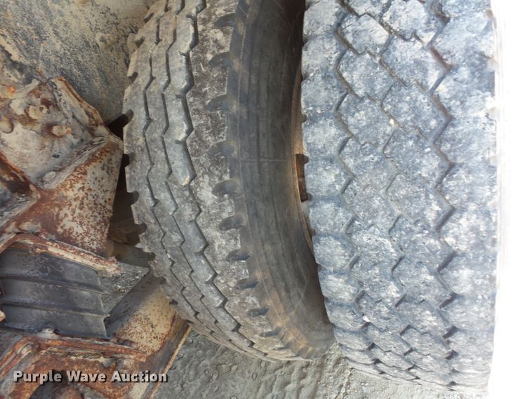 image for item FM9679 2001 International 5500i ready mix truck