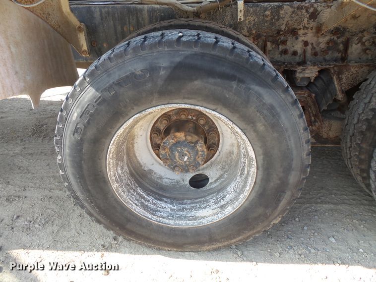 image for item FM9679 2001 International 5500i ready mix truck