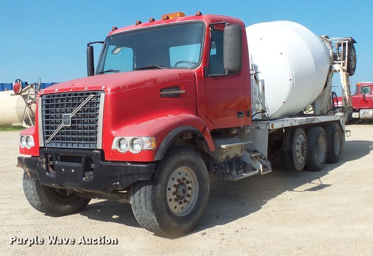 image for item FM9680 2002 Volvo VHD ready mix truck
