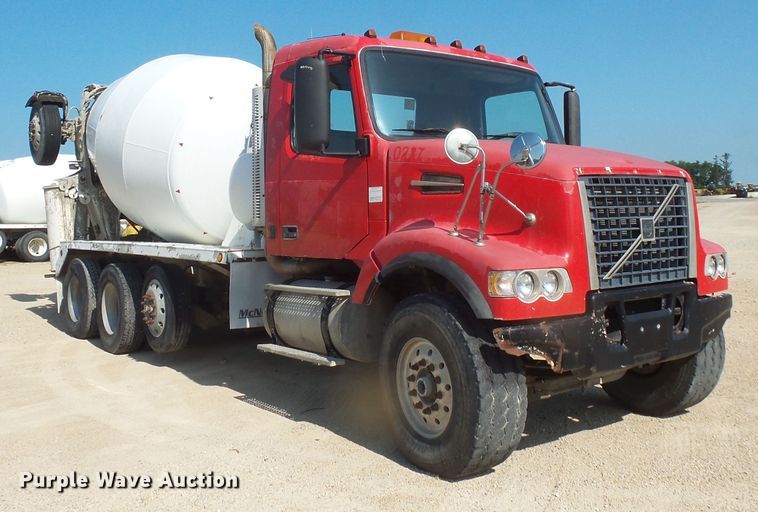 image for item FM9680 2002 Volvo VHD ready mix truck