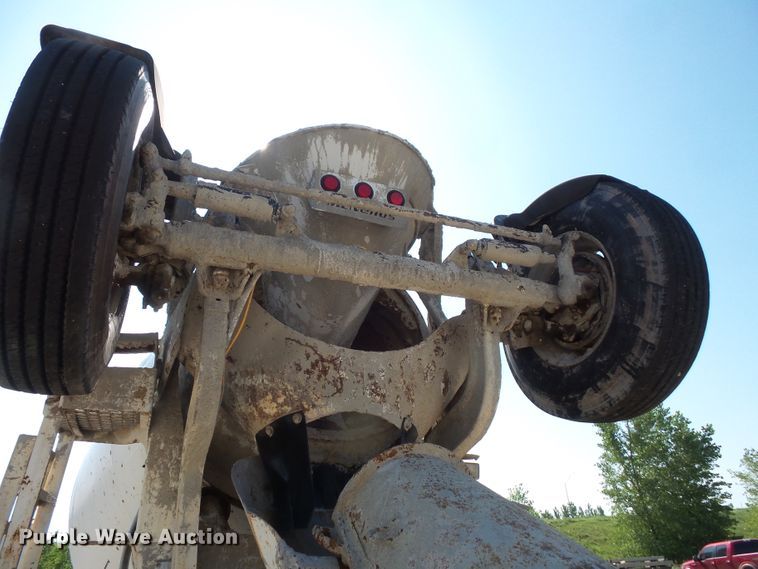 image for item FM9680 2002 Volvo VHD ready mix truck