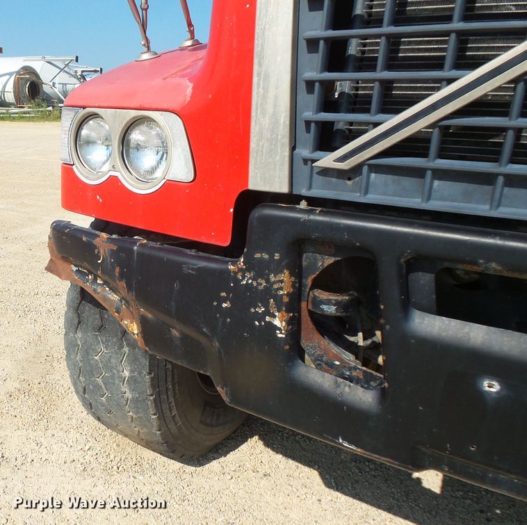 image for item FM9680 2002 Volvo VHD ready mix truck