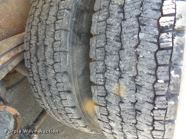 image for item FM9680 2002 Volvo VHD ready mix truck