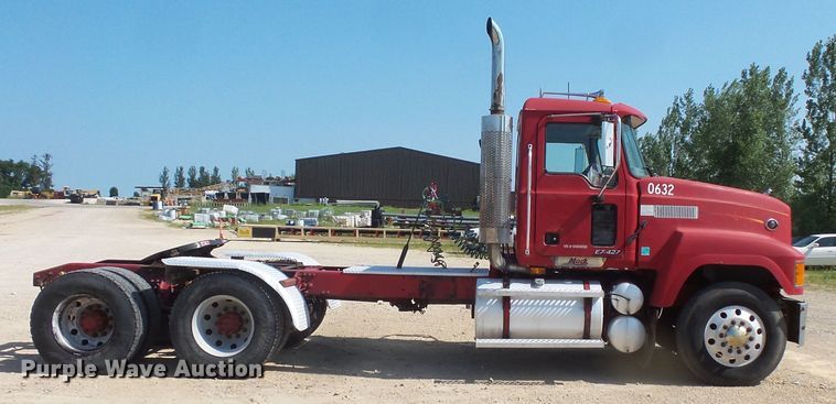 image for item FM9681 2006 Mack CHN613 semi truck