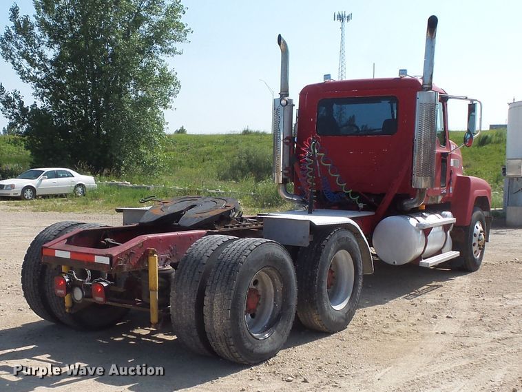 image for item FM9681 2006 Mack CHN613 semi truck