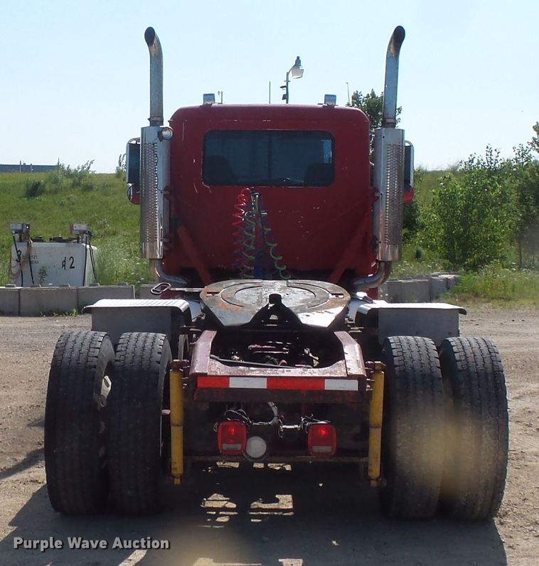 image for item FM9681 2006 Mack CHN613 semi truck