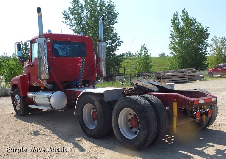 image for item FM9681 2006 Mack CHN613 semi truck