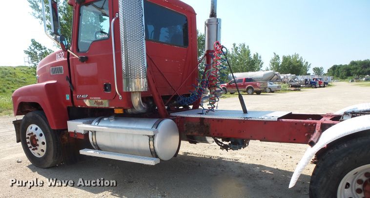 image for item FM9681 2006 Mack CHN613 semi truck