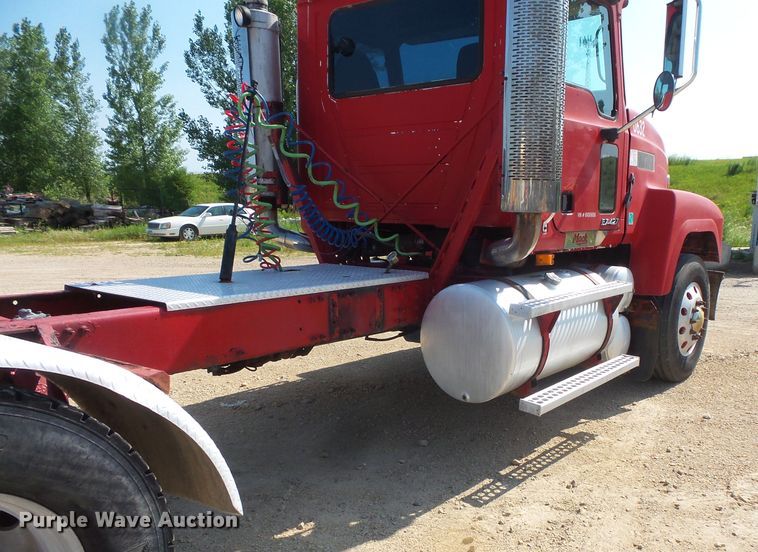 image for item FM9681 2006 Mack CHN613 semi truck