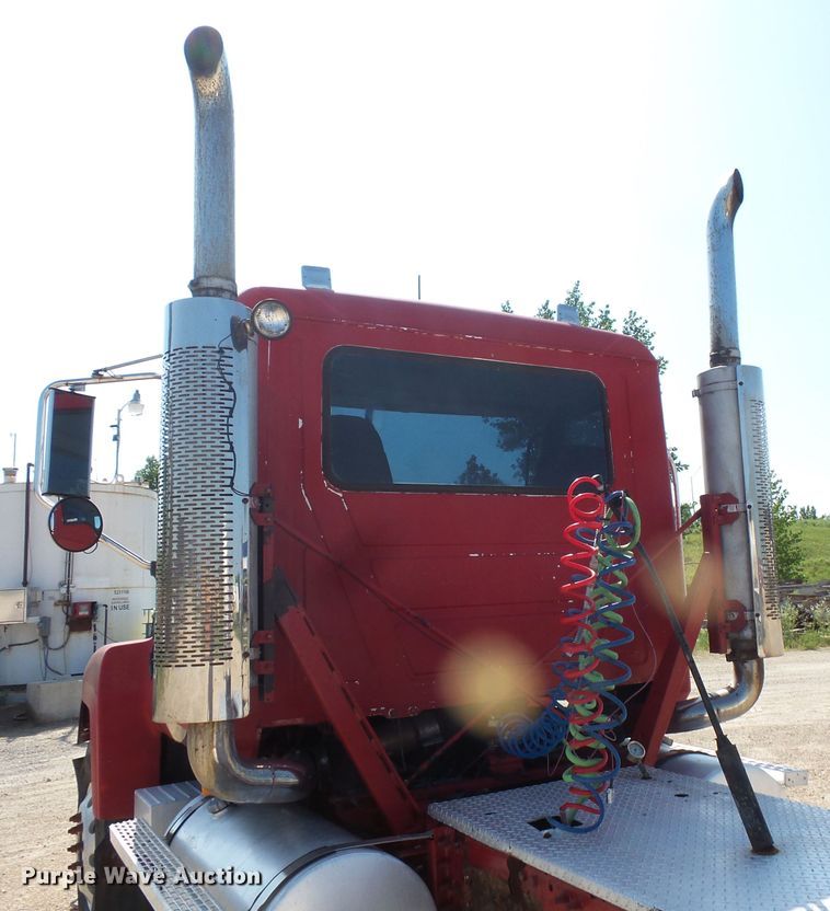 image for item FM9681 2006 Mack CHN613 semi truck