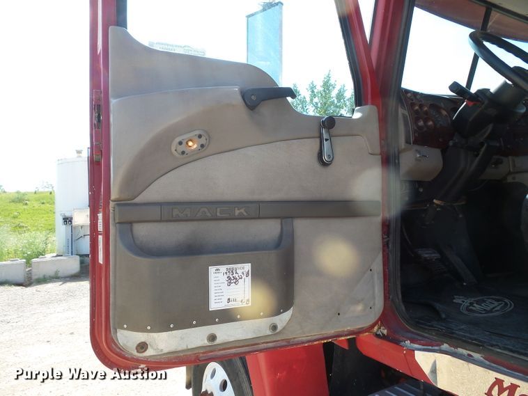 image for item FM9681 2006 Mack CHN613 semi truck