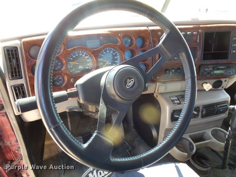 image for item FM9681 2006 Mack CHN613 semi truck