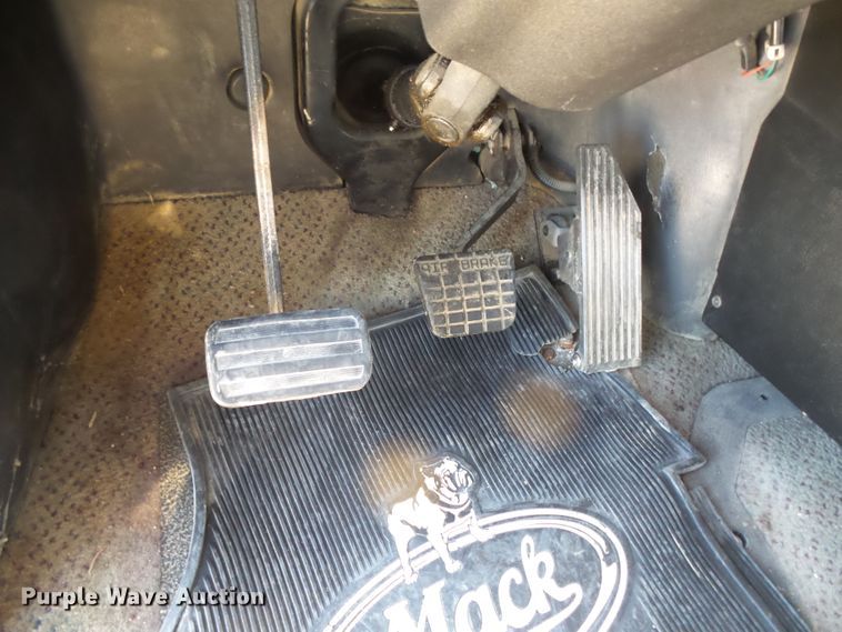 image for item FM9681 2006 Mack CHN613 semi truck