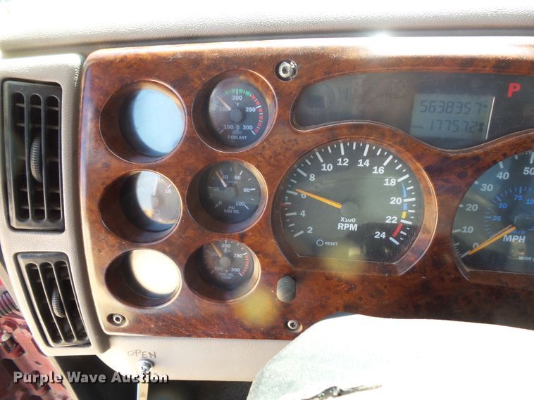 image for item FM9681 2006 Mack CHN613 semi truck