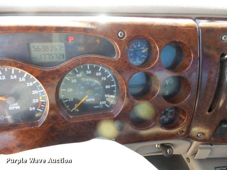 image for item FM9681 2006 Mack CHN613 semi truck