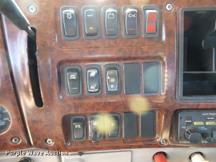 image for item FM9681 2006 Mack CHN613 semi truck