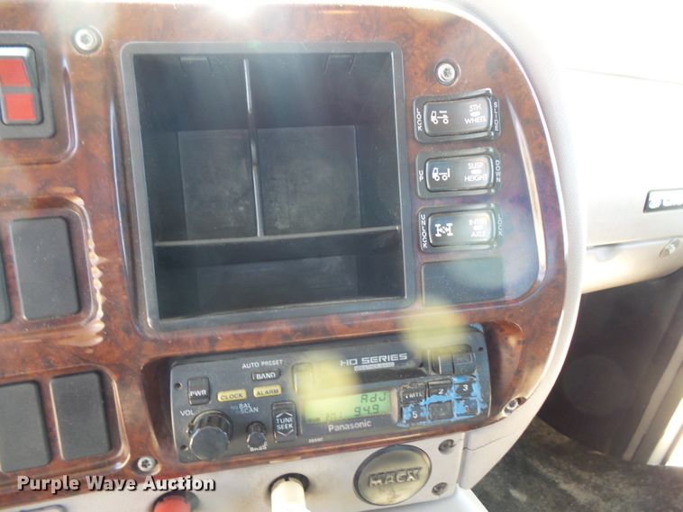 image for item FM9681 2006 Mack CHN613 semi truck