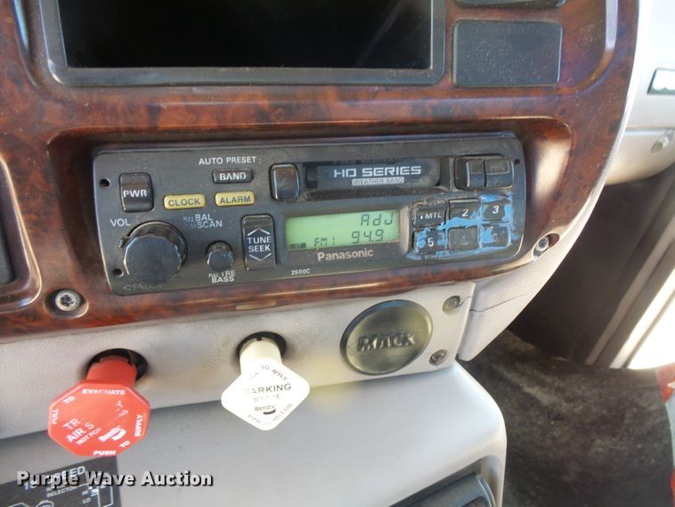 image for item FM9681 2006 Mack CHN613 semi truck