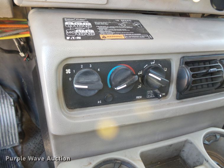 image for item FM9681 2006 Mack CHN613 semi truck