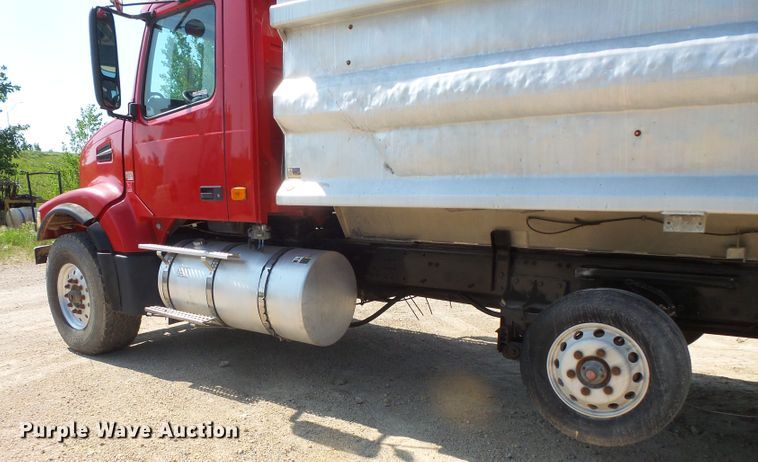 image for item FM9682 2006 Volvo VHD dump truck