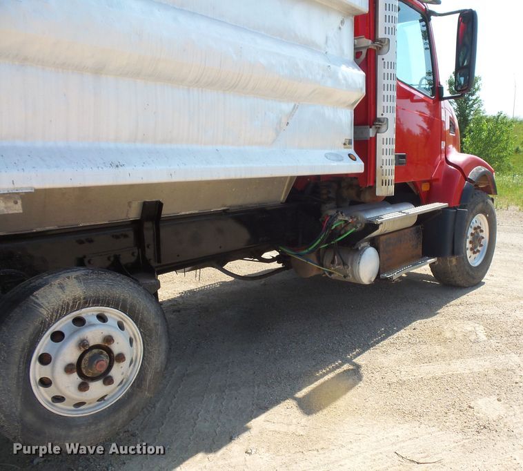 image for item FM9682 2006 Volvo VHD dump truck