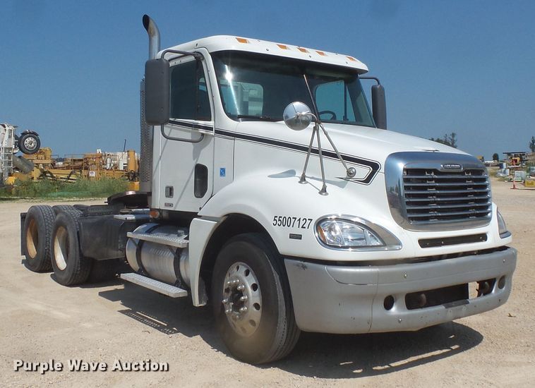 image for item FM9683 2007 Freightliner Columbia semi truck