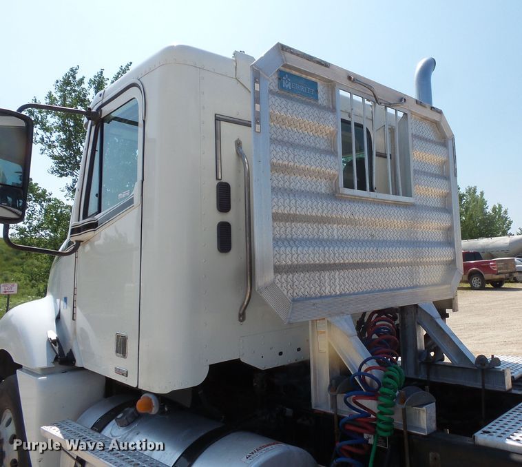 image for item FM9683 2007 Freightliner Columbia semi truck