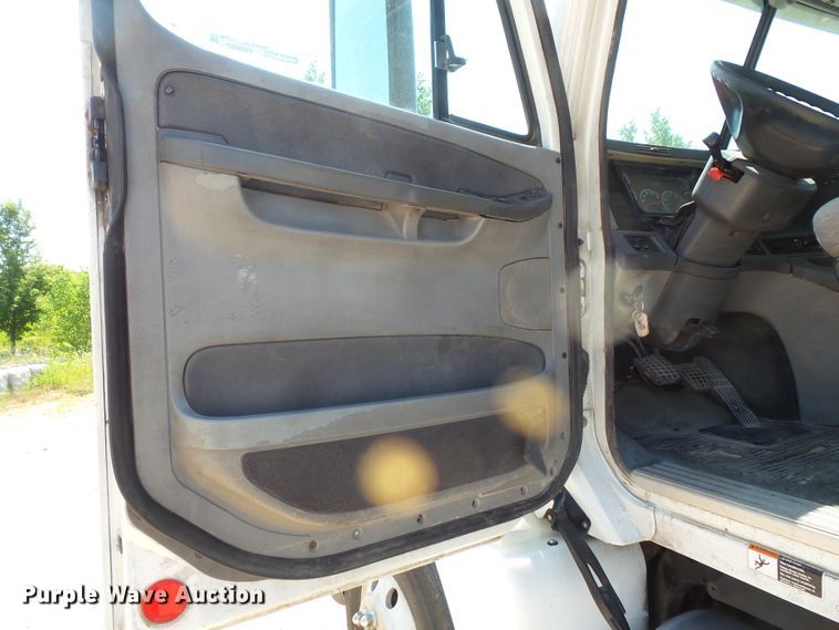 image for item FM9683 2007 Freightliner Columbia semi truck