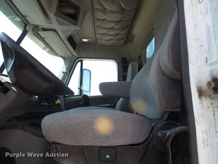 image for item FM9683 2007 Freightliner Columbia semi truck