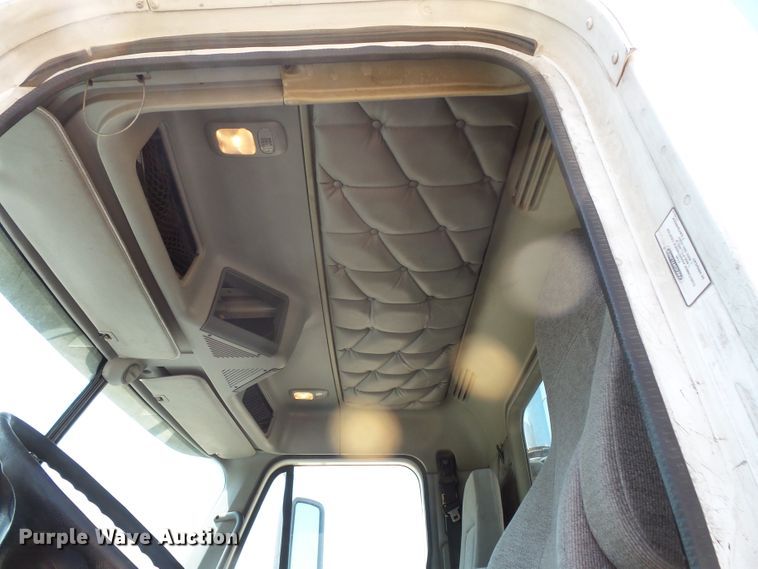 image for item FM9683 2007 Freightliner Columbia semi truck