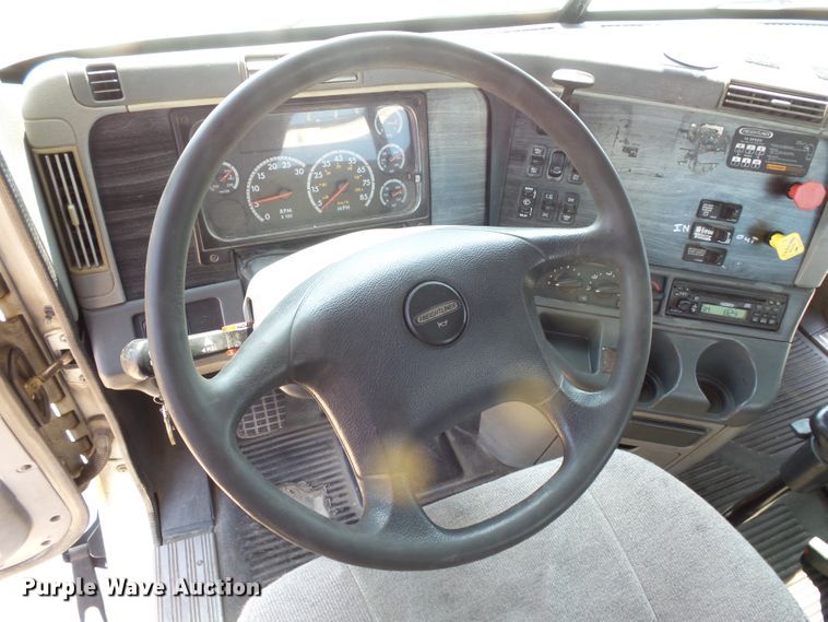 image for item FM9683 2007 Freightliner Columbia semi truck