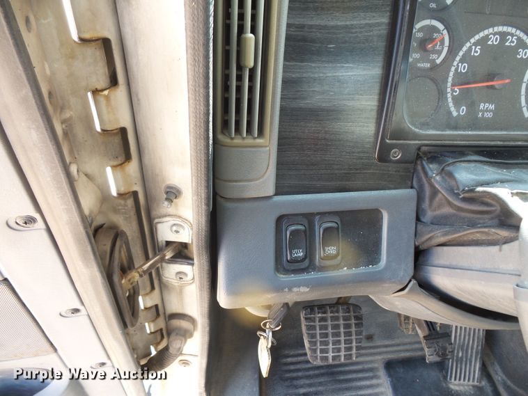 image for item FM9683 2007 Freightliner Columbia semi truck