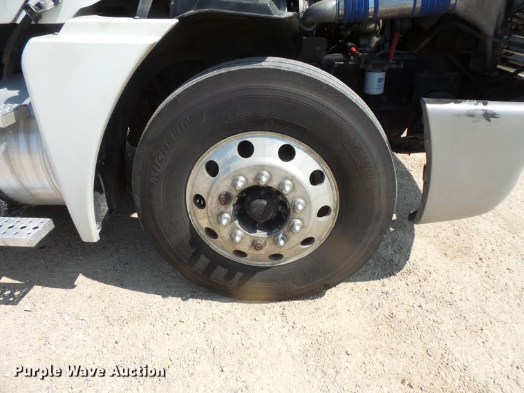 image for item FM9683 2007 Freightliner Columbia semi truck