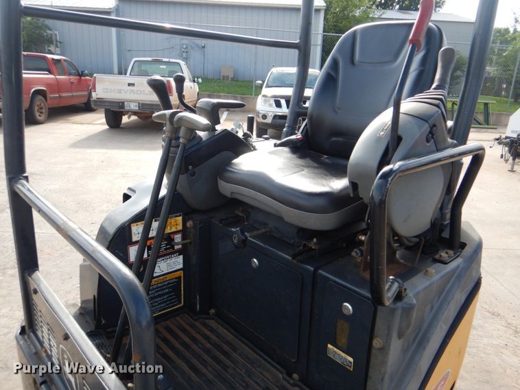 image for item FT9282 2013 John Deere 17D mini excavator