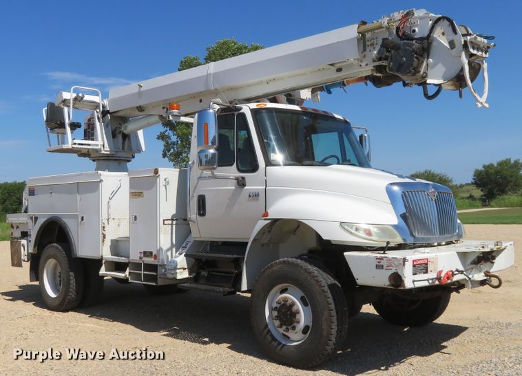 image for item FU9999 2006 International 4300 digger derrick truck