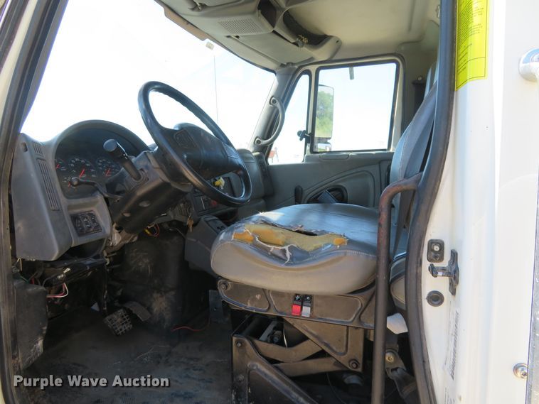 image for item FU9999 2006 International 4300 digger derrick truck