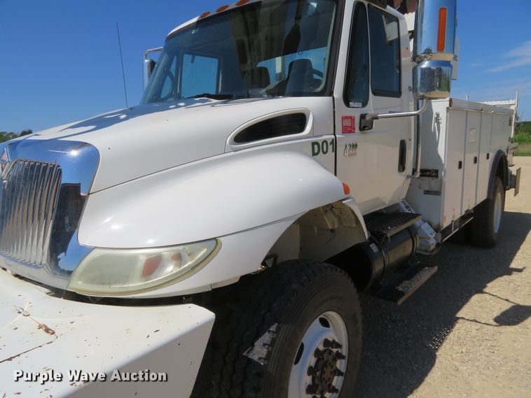 image for item FU9999 2006 International 4300 digger derrick truck