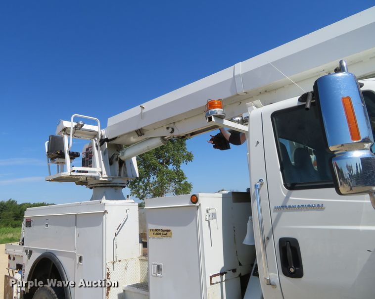 image for item FU9999 2006 International 4300 digger derrick truck