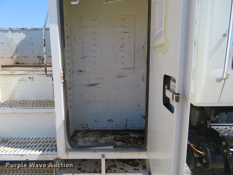 image for item FU9999 2006 International 4300 digger derrick truck