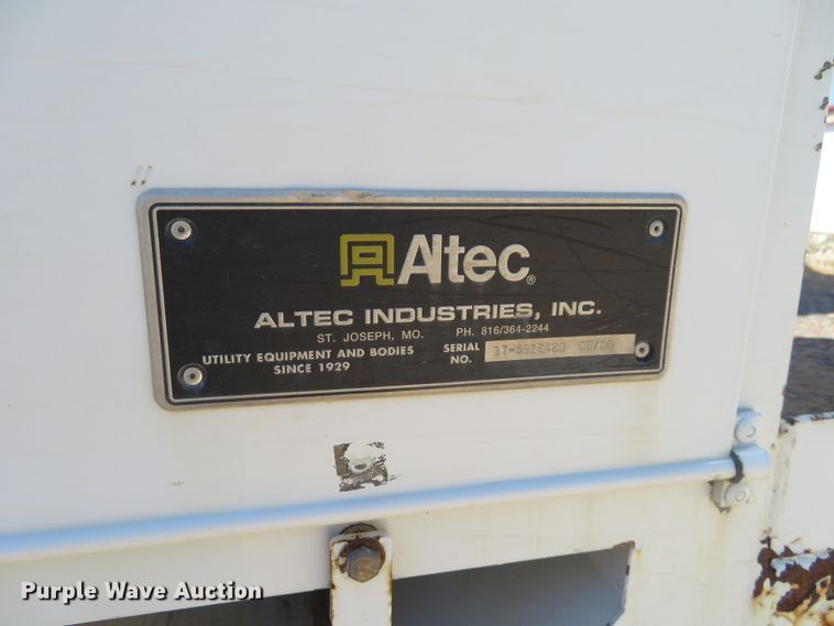 image for item FU9999 2006 International 4300 digger derrick truck