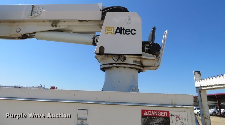 image for item FU9999 2006 International 4300 digger derrick truck