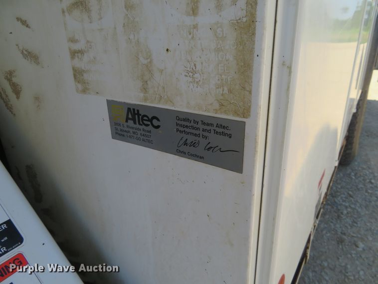 image for item FU9999 2006 International 4300 digger derrick truck