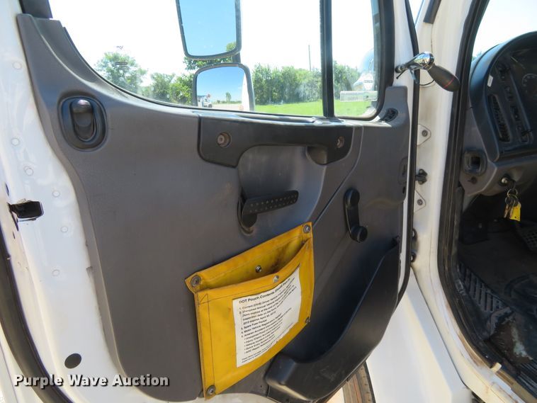 image for item FV9000 2007 Freightliner Business Class M2 bucket truck