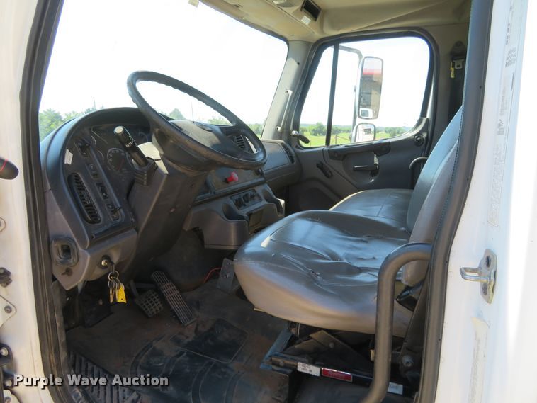 image for item FV9000 2007 Freightliner Business Class M2 bucket truck