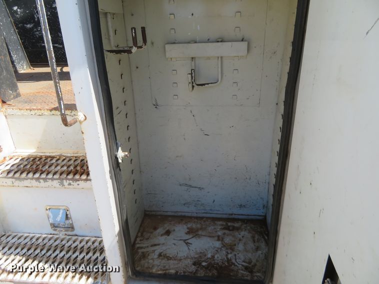 image for item FV9000 2007 Freightliner Business Class M2 bucket truck