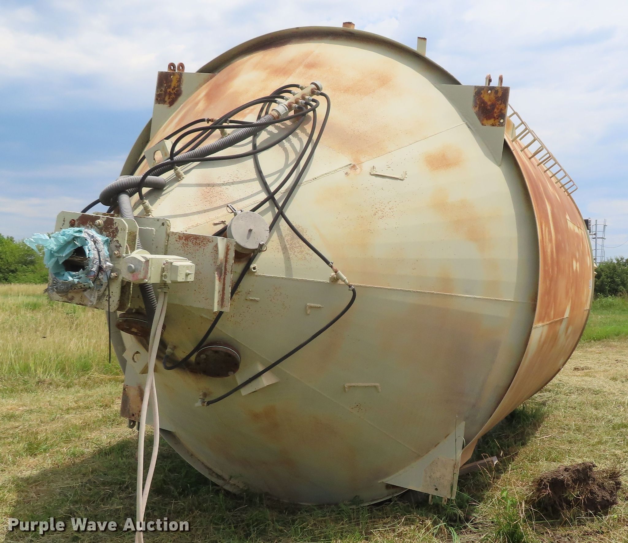 Overhead bin in Olathe, KS Item DD6317 sold Purple Wave