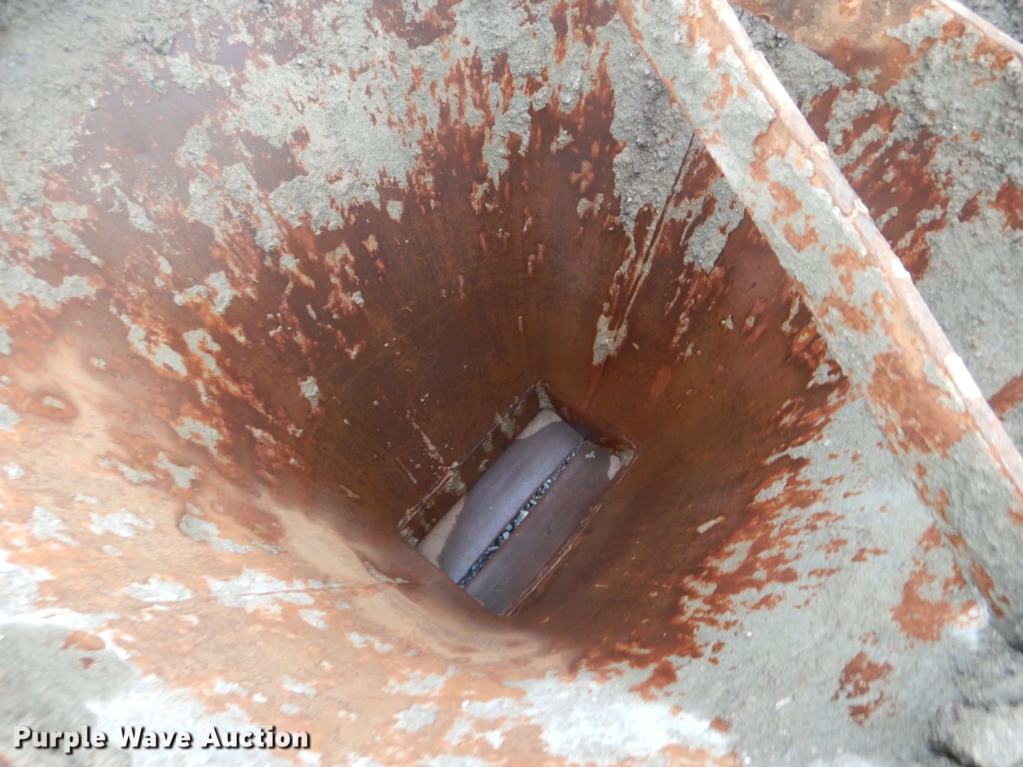 (4) round concrete buckets in Muskogee, OK Item DF2142 sold Purple Wave