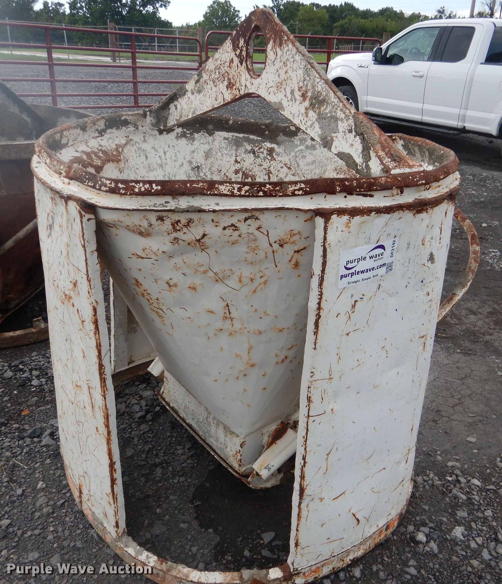 (4) round concrete buckets in Muskogee, OK Item DF2142 sold Purple Wave