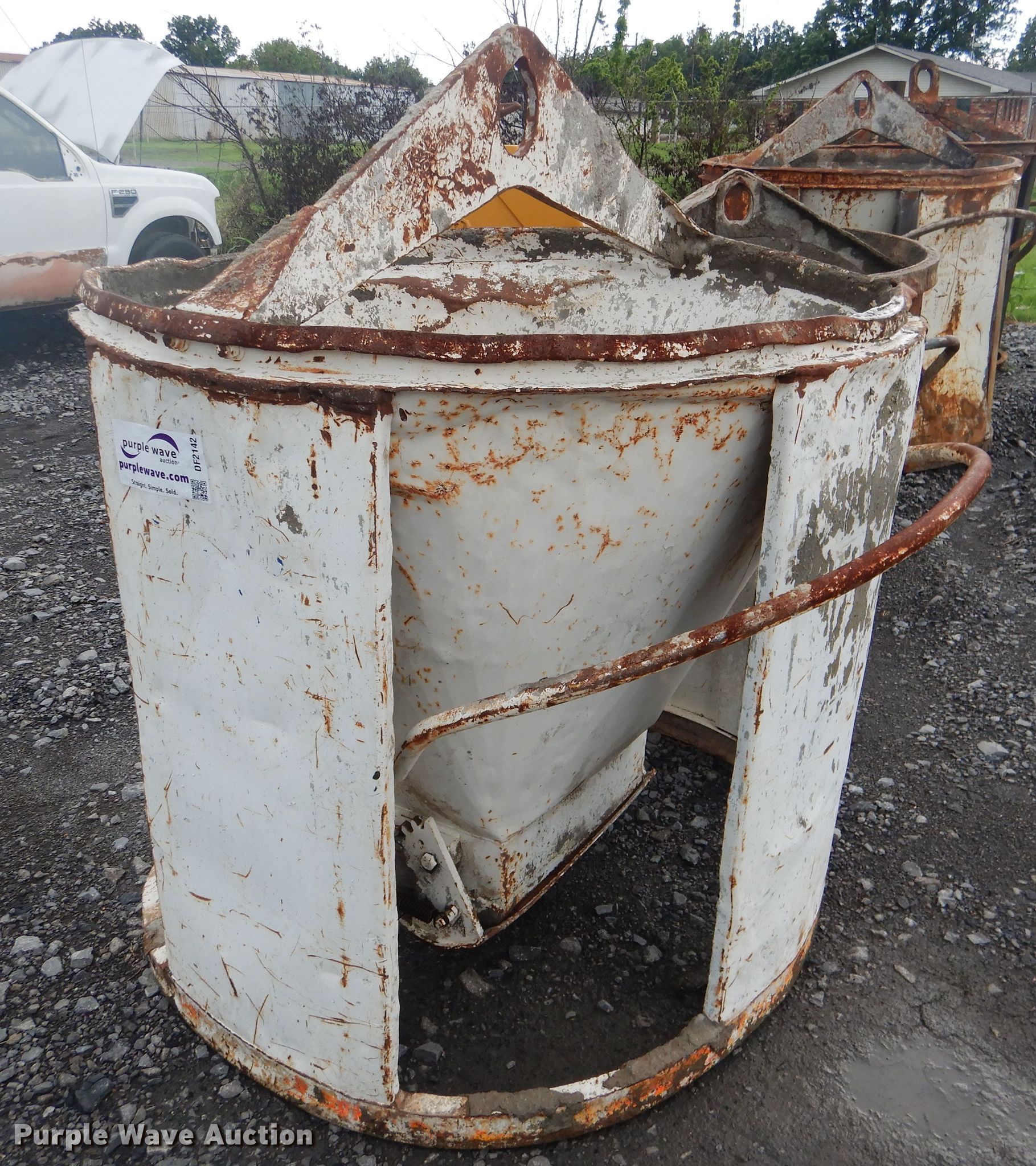 (4) round concrete buckets in Muskogee, OK Item DF2142 sold Purple Wave