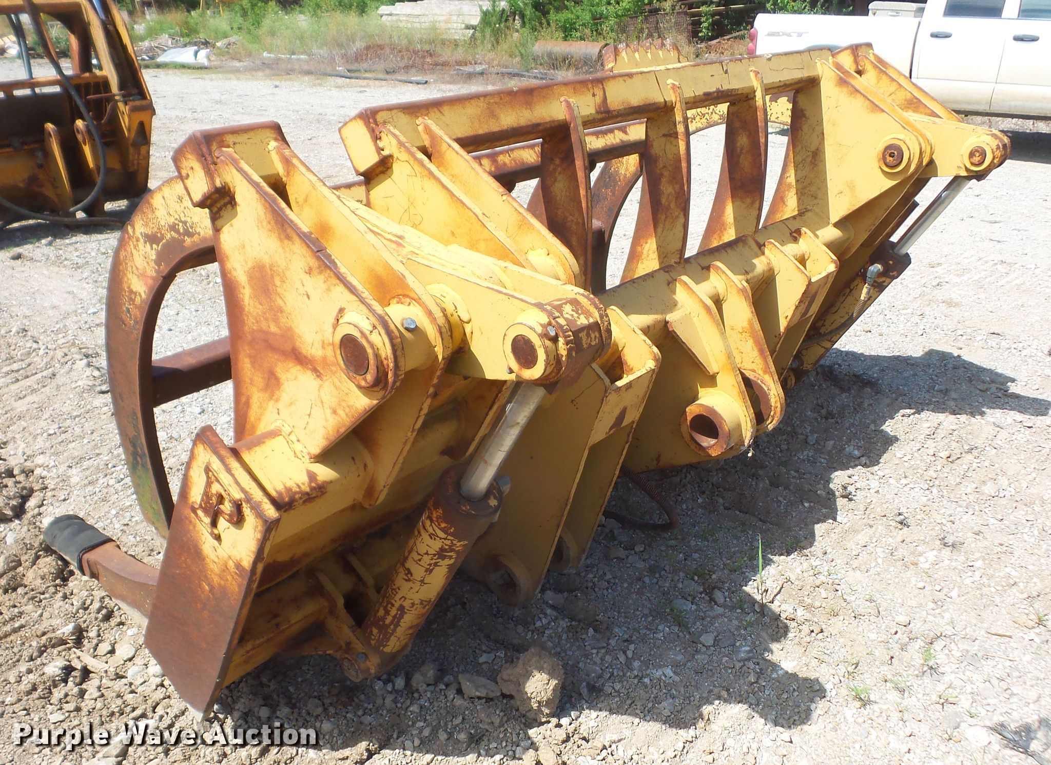 Pemberton grapple bucket in Shawnee, KS Item FJ9165 sold Purple Wave
